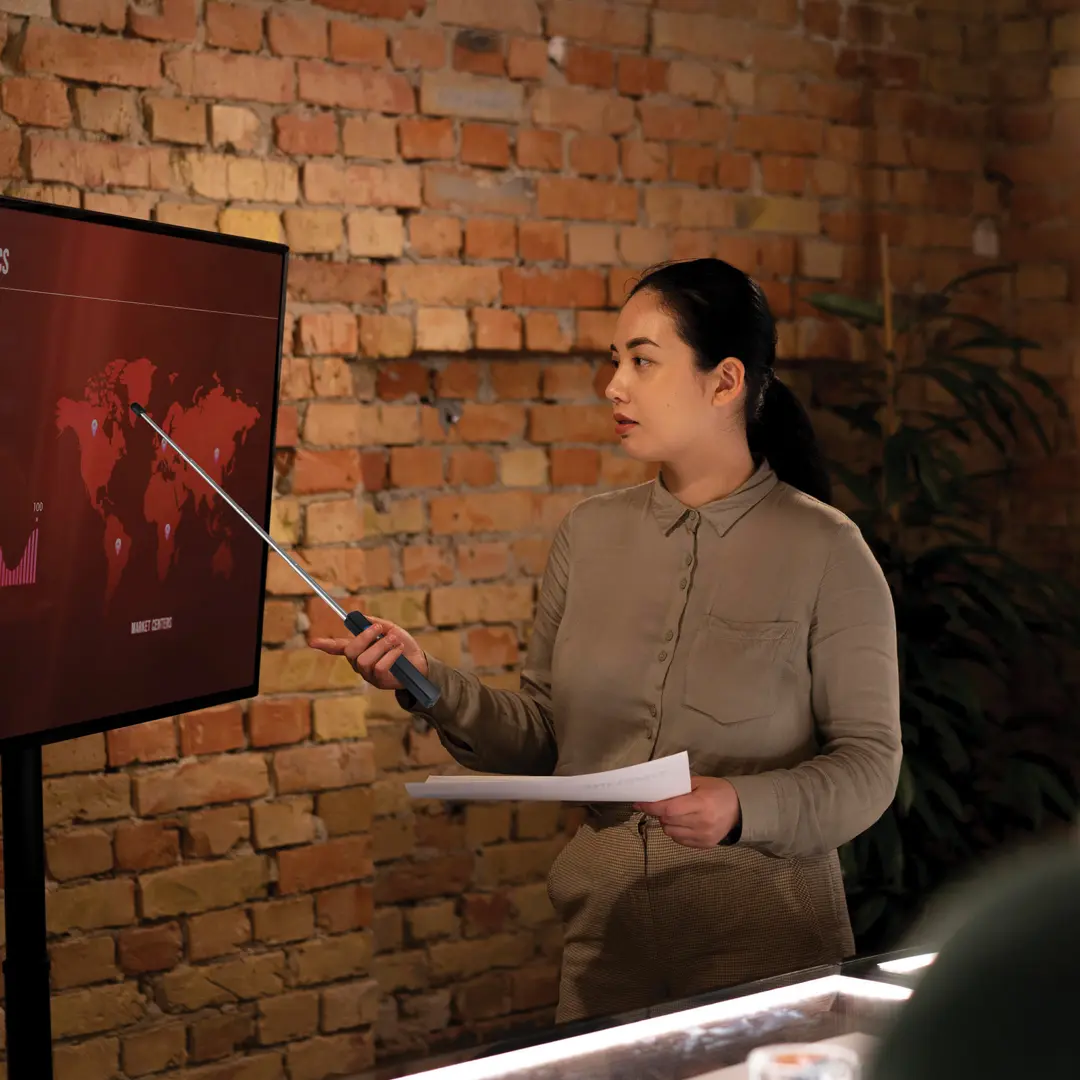 Green-Lion-Wireless-Presenter-with-Retractable-Pointer-Black-4